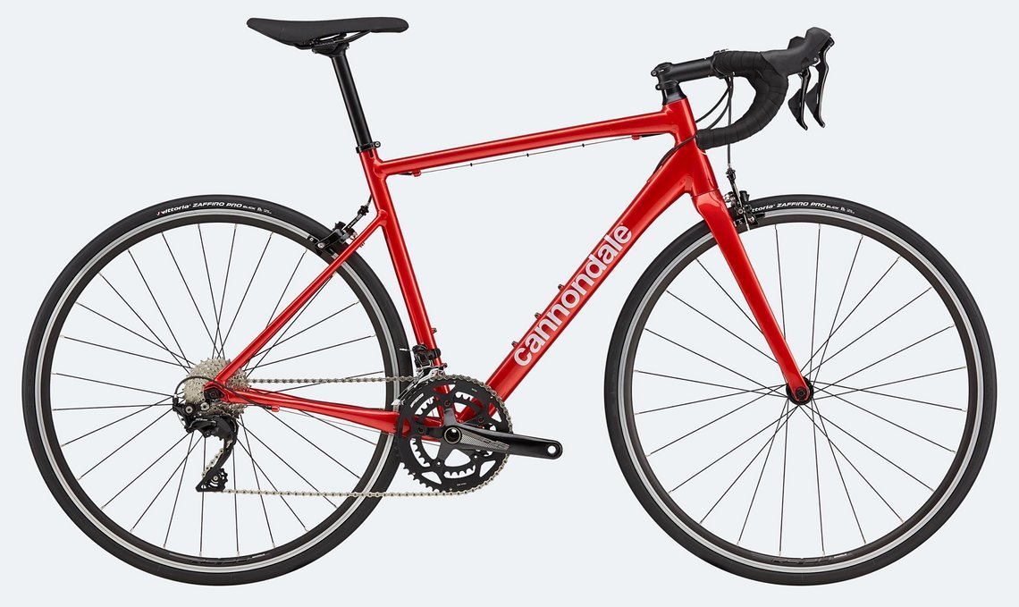 Der offen verlegte Bremszug am Cannondale CAAD Optimo 1 wirkt nicht gerade modern, erleichtert aber den Service.