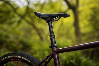 Eine Variostütze ist bei den beiden teureren Modellen, RS und Factory, bereits an Bord. Eine Variostütze ist bei den beiden teureren Modellen, RS und Factory, bereits an Bord.