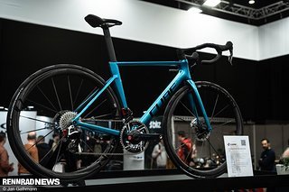Das Cube Litening Air C:68X SLX mit SRAM Red AXS 2x12 und Newmen Streem C35/C38 Vonoa Laufrädern soll 6,6 kg wiegen. Das Cube Litening Air C:68X SLX mit SRAM Red AXS 2x12 und Newmen Streem C35/C38 Vonoa Laufrädern soll 6,6 kg wiegen.