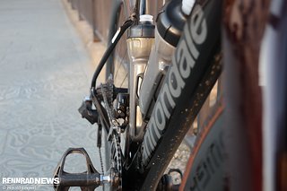 Die abgeflachten Aero-Flaschen verstecken sich hinter dem Unterrohr Die abgeflachten Aero-Flaschen verstecken sich hinter dem Unterrohr