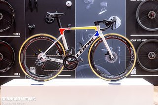 Das Look 795 Blade RS von Ion Izagirre war stellvertretend für die Rückkehr von Campa in die WorldTour mit der Super Record WRL ausgestellt. Das Look 795 Blade RS von Ion Izagirre war stellvertretend für die Rückkehr von Campa in die WorldTour mit der Super Record WRL ausgestellt.