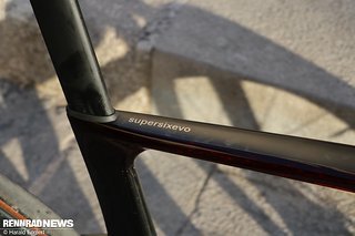 Sitzrohr und Sattelstütze sind so schmal gestaltet, dass für den Shimano Di2 Akku einen neuer Platz gefunden werden musste. Sitzrohr und Sattelstütze sind so schmal gestaltet, dass für den Shimano Di2 Akku einen neuer Platz gefunden werden musste.
