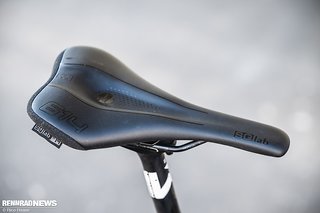 Der SQlab 614 vereint die Polsterung des MTB-Sattels 611 mit der Beinfreiheit des Rennrad-Sattels 612. Der SQlab 614 vereint die Polsterung des MTB-Sattels 611 mit der Beinfreiheit des Rennrad-Sattels 612.