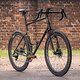 Federgabel, Variostütze, neue Kassetten und Schaltwerke: wir konnten die neuen SRAM XPLR Komponenten – bereits an einem entsprechend geländegängigen Rå Valravn Gravel Bike aus MTB-Sicht...
