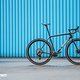 Die Geometrie insgesamt ist sportlich, leichtfüßig und verspielt ausgelegt und verspricht ein direktes Fahrverhalten.