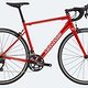Der offen verlegte Bremszug am Cannondale CAAD Optimo 1 wirkt nicht gerade modern, erleichtert aber den Service.